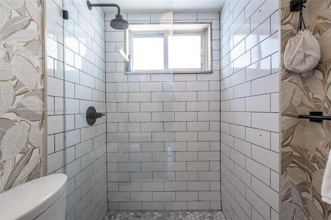 Building Photo - 9101 E Bay Harbor Dr