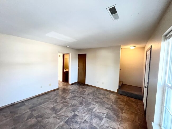 Building Photo - Updated 2 bedroom 1.5 bath home in a great...
