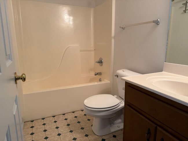 Building Photo - 3 bedroom 2.5 bath house with basement