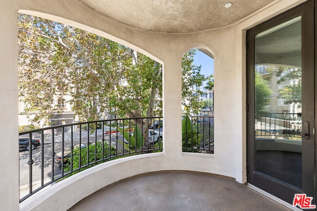 Building Photo - 320 S Swall Dr