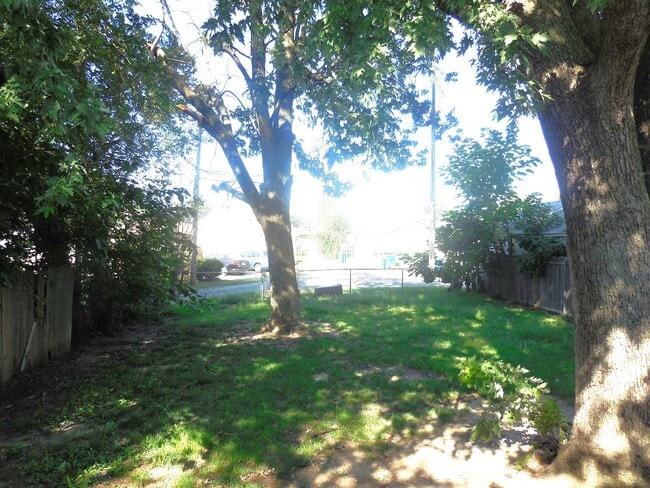 Building Photo - Two Bedroom Home w/Enclosed Sunroom and Pr...