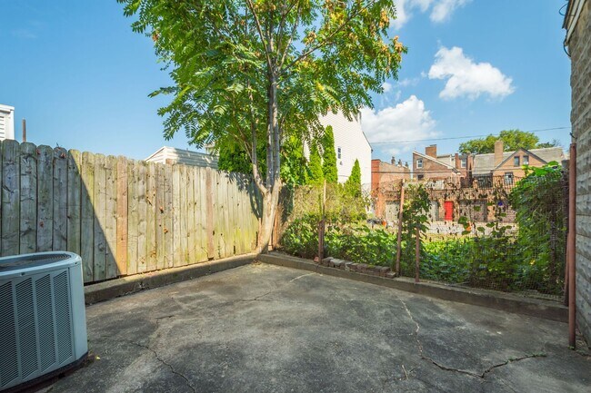 Building Photo - Stunning 3 bedroom home in South Side avai...