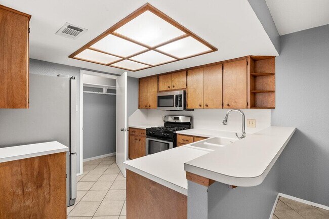 Building Photo - 16015 Stoneham Cir