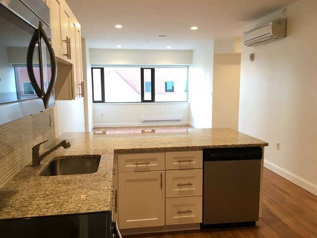 Building Photo - 875 Elm St