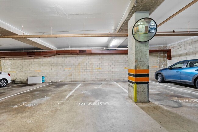 Building Photo - Punahou Pulelehua 2 Bedroom 1 Bathroom 1 Parking 7th Floor Condo Electric and Water Included w/ Rent