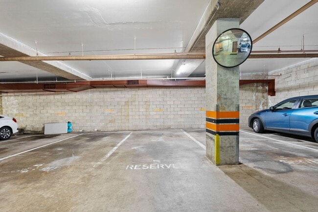 Building Photo - Punahou Pulelehua 2 Bedroom 1 Bathroom 1 Parking 7th Floor Condominium