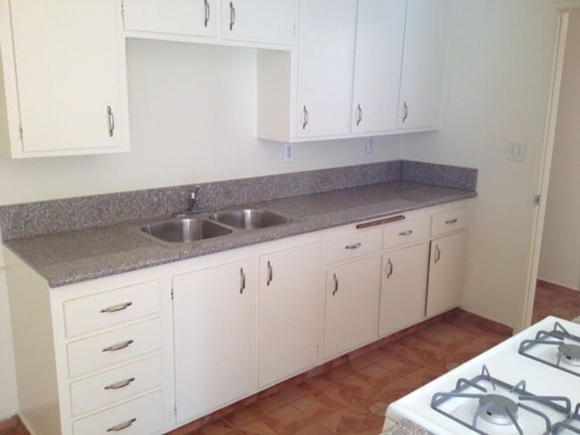 Building Photo - Apple Valley, 3 Bedroom, 2 Bathrooms, 1/2 acre property, Fully fenced