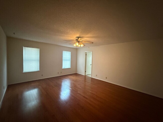 Building Photo - NEAR GOLF COURSE - WELL ESTABLISHED SPICEW...
