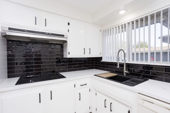 Building Photo - Beautifully Remodeled 3 Bedroom, 2 Bathroo...