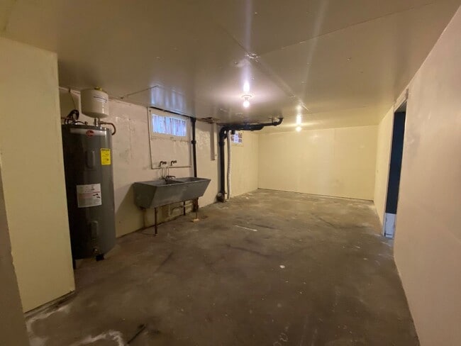 Building Photo - Duplex With Lots Of Room