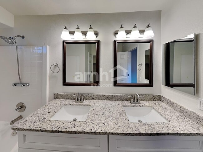 Building Photo - 3033 W Quail Ave