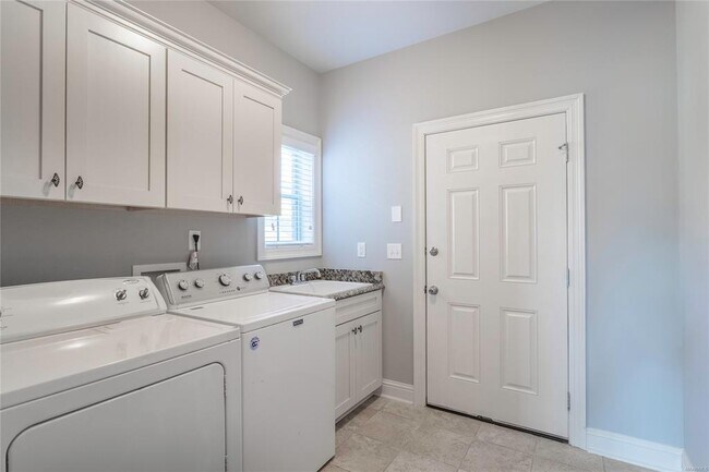 Building Photo - 8740 Pemberton Park