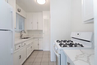 Building Photo - Charming One Bedroom In Point Loma/Shelter...