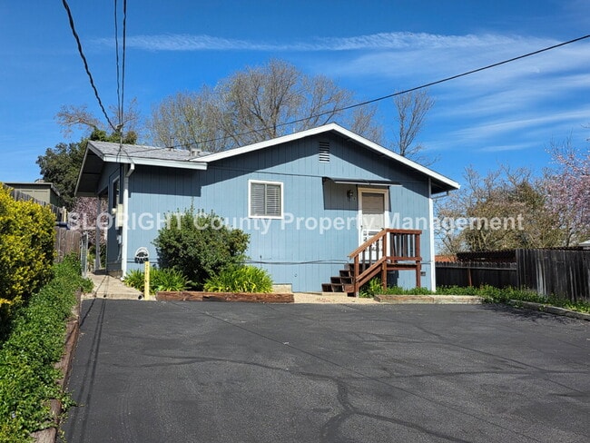 Building Photo - AVAILABLE MARCH - Charming Home with Private Yard in Atascadero - 2 Bed / 1 Bath