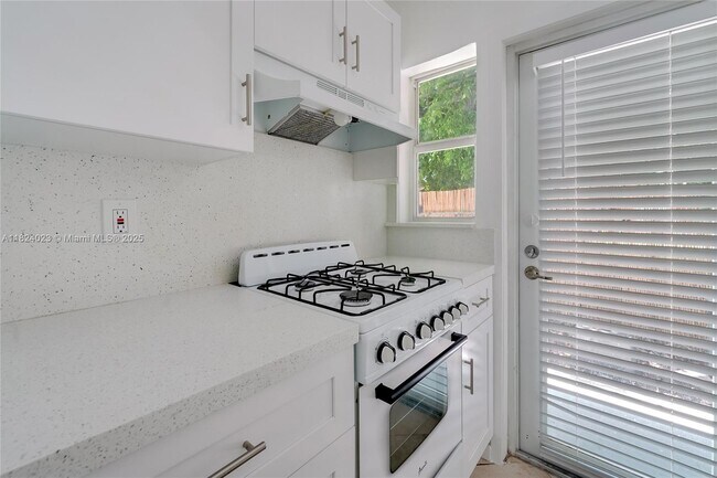 Building Photo - 6930 Rue Versailles Dr