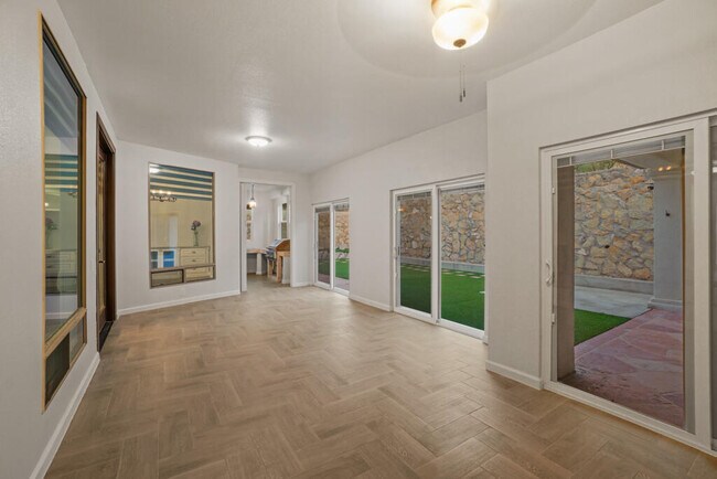 Building Photo - 6464 Snowheights Ct