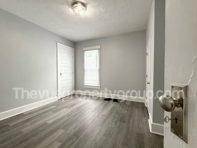 Building Photo - Remodeled 3 Bed, 2 Bath Home with Luxuriou...