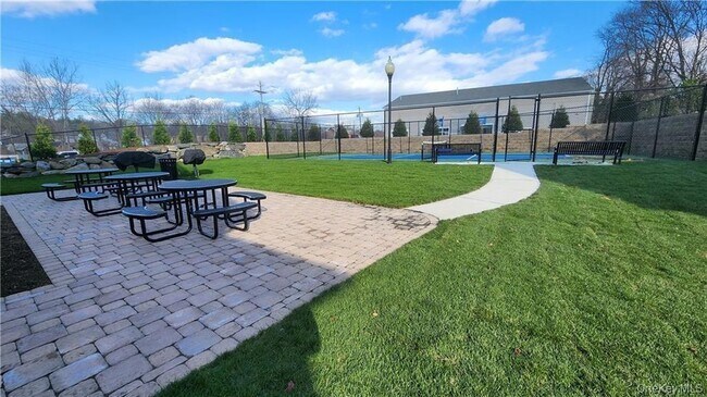 Building Photo - 216 Canter Ct