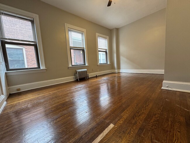 Building Photo - 2773 Hampshire-Unit 8