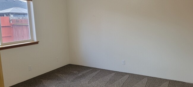 Building Photo - 2210 SW Bridge St