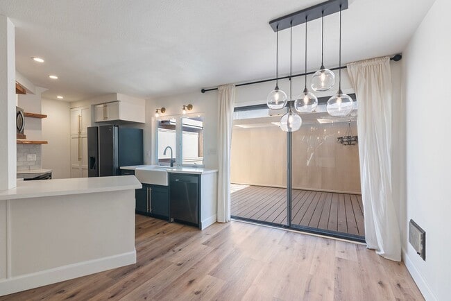 Building Photo - Light-Filled 2BR/2.5BA Townhouse with Private Patio & 2-Car Garage Near UCSD & UTC