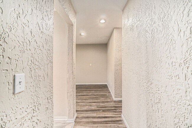 Building Photo - Newly remodeled 1 bedroom 1 bathroom - Ask about our Security Deposit Alternative!