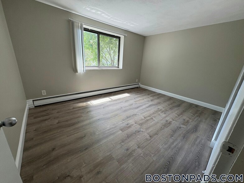 Building Photo - 16 Whites Ave