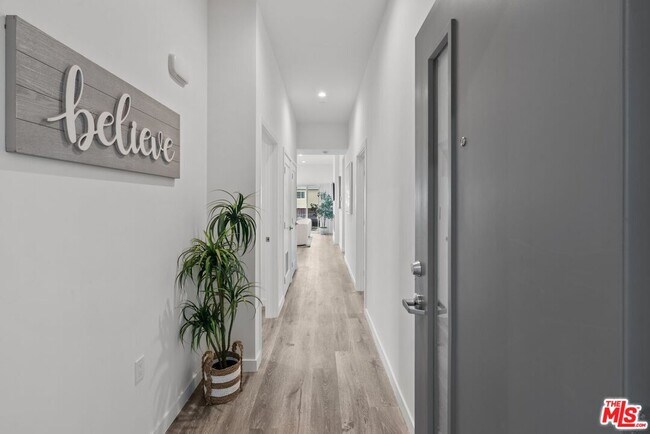 Building Photo - 5114 Cahuenga Blvd