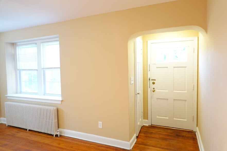 Building Photo - 8109 Greenwood Ave