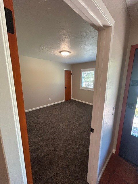 Building Photo - 6845 Lakeview Dr