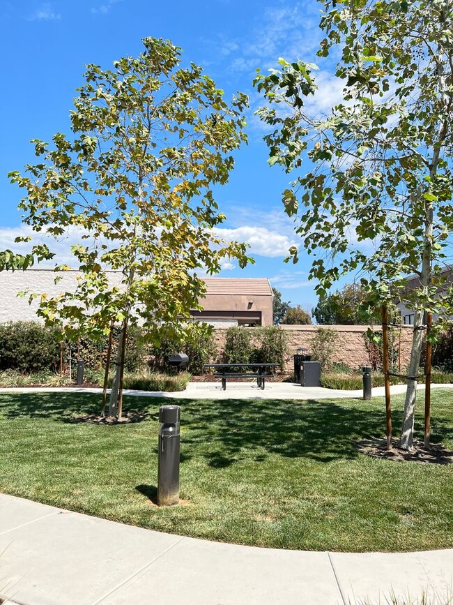 Building Photo - Beautiful 2 Bedroom 2 Bath Townhome