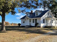 Building Photo - Must See Country Home Minutes to Kerr Lake
