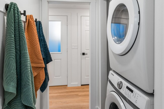 Building Photo - Stylish & Turnkey Furnished 2-BR Daylight Basement Apartment – Utilities + Wi-Fi Included