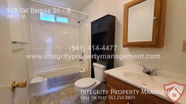 Building Photo - 919 SW Bridge St