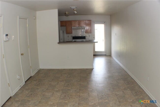 Building Photo - 102 E Robin Ln