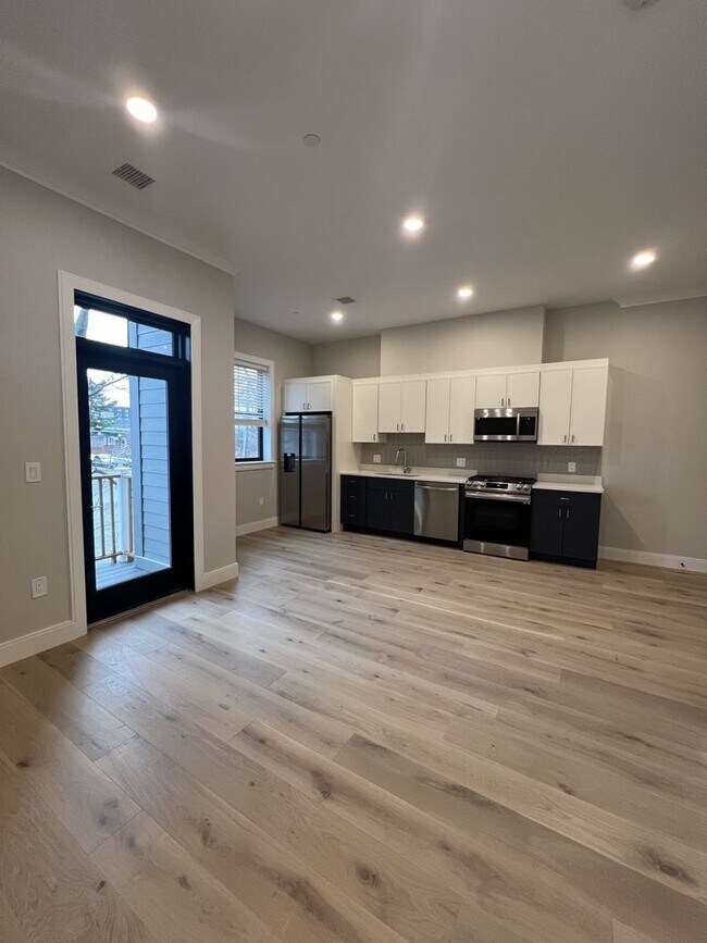 Building Photo - Renovated 3 bed and 2 bath with in unit la...