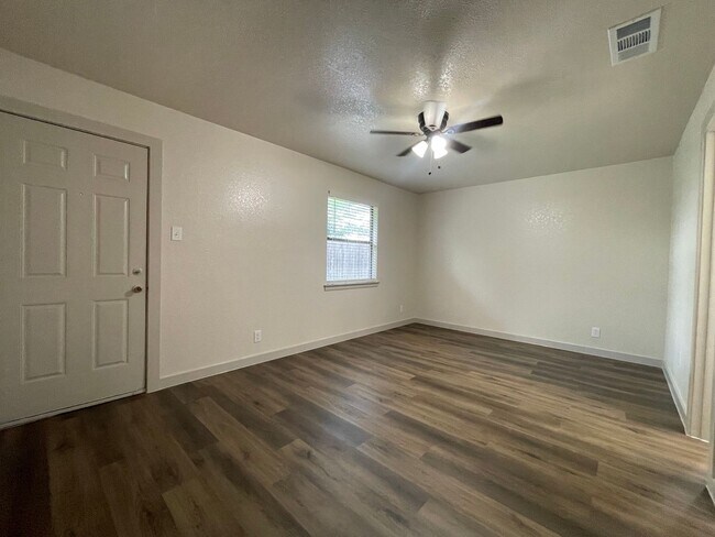 Building Photo - AVAILABLE NOW 2 BEDROOM 2 BATH DUPLEX IN S...