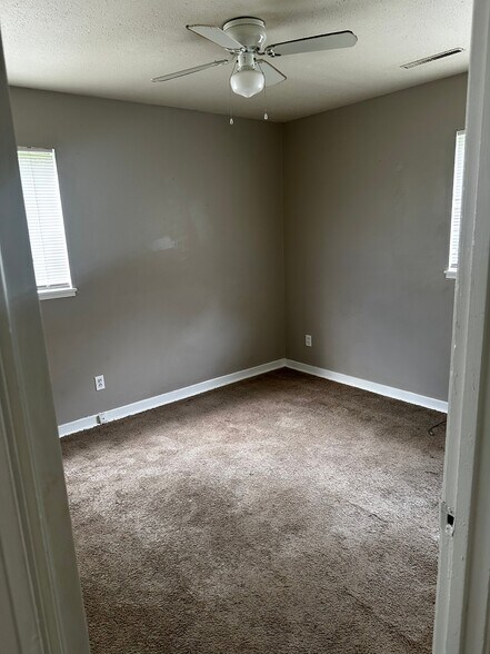 Building Photo - 5802 Highland Dr