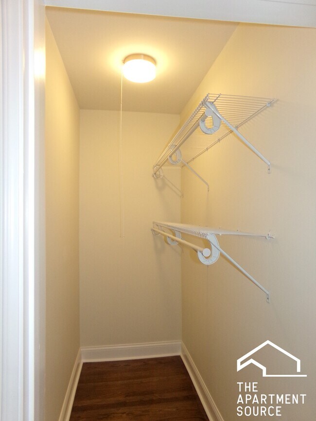 Building Photo - 918 Green Bay Rd