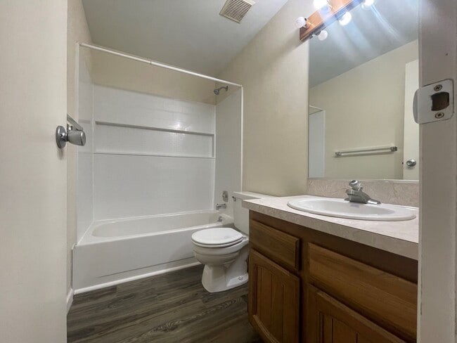 Building Photo - Now renting 2 bedroom 1.5 bathrooms Condo at Castlerock
