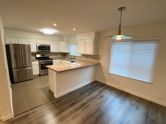 Kitchen with bar stool design - 1034 Ruberta Ave