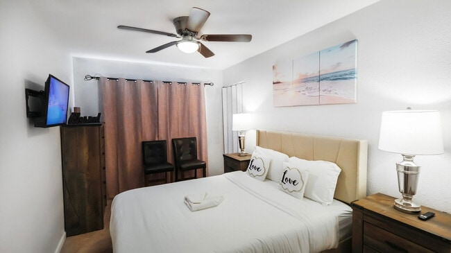 Building Photo - 660 Sunnyside Ave