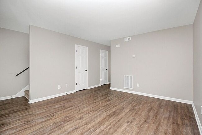 Building Photo - Updated 2BD/1.5BA Hickory Townhome