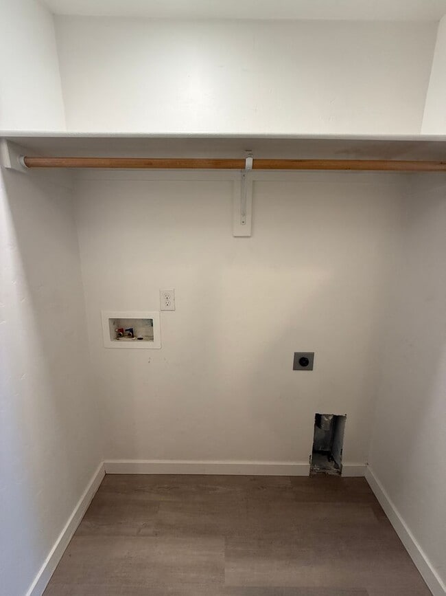 Building Photo - Available Now- Beautiful Nampa Townhome