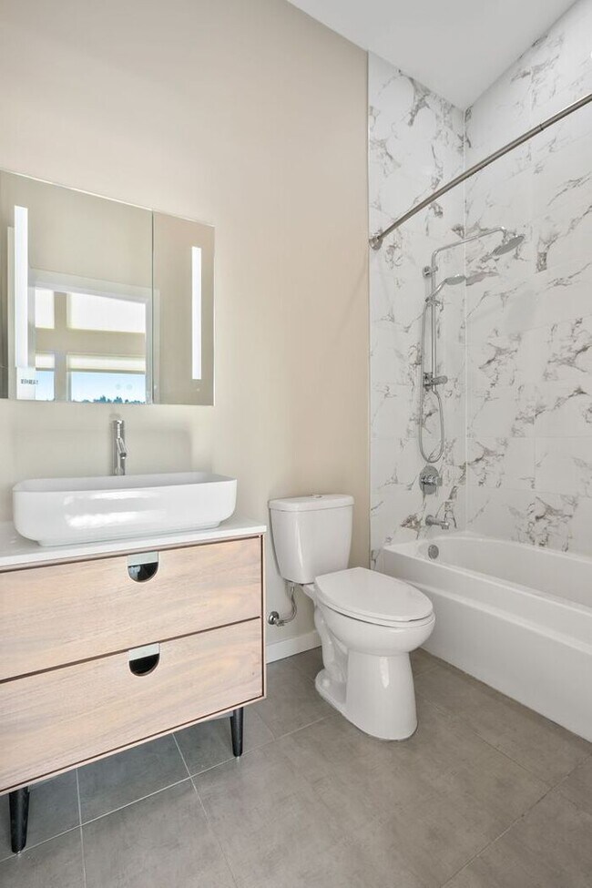 Building Photo - Elegant Mt. Baker End Unit Townhome with AIR CONDITIONING