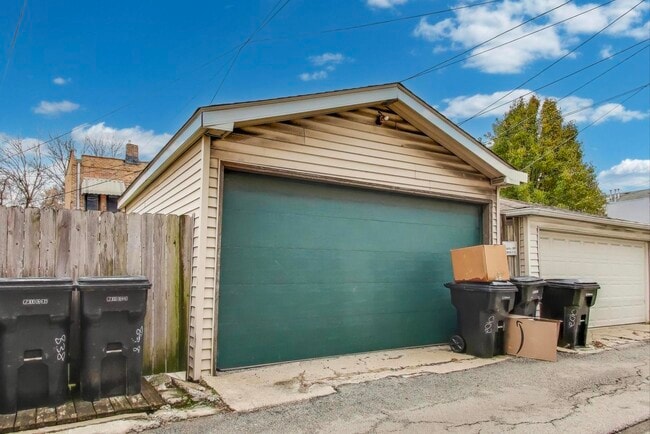 Building Photo - 902 S Claremont Ave