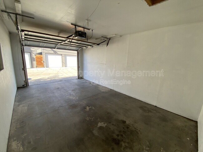 Building Photo - 2125 S Acoma St