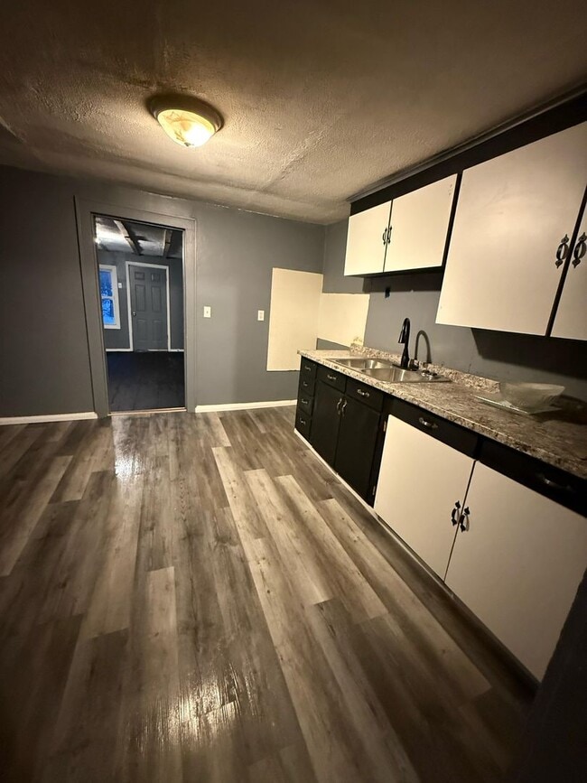 Building Photo - 3 bedrooms, 1 bath ranch house with big yard