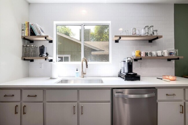 Building Photo - 2205 Trede Dr