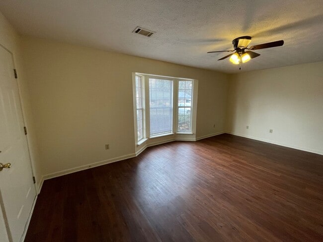 Building Photo - 13 Woodcreek Way SW